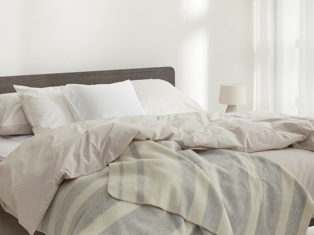 Couverture en laine mérinos rayée naturelle/grise 150x220