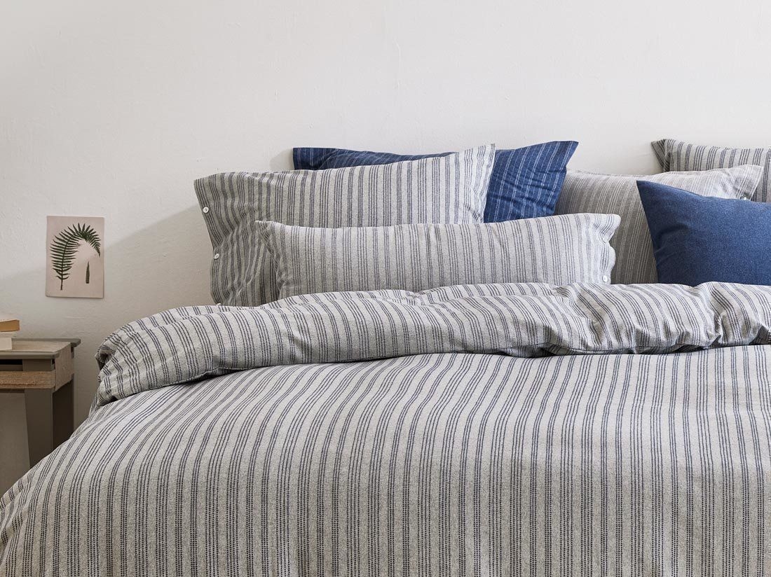 Taie d'oreiller flanelle de coton gris à rayures bleues