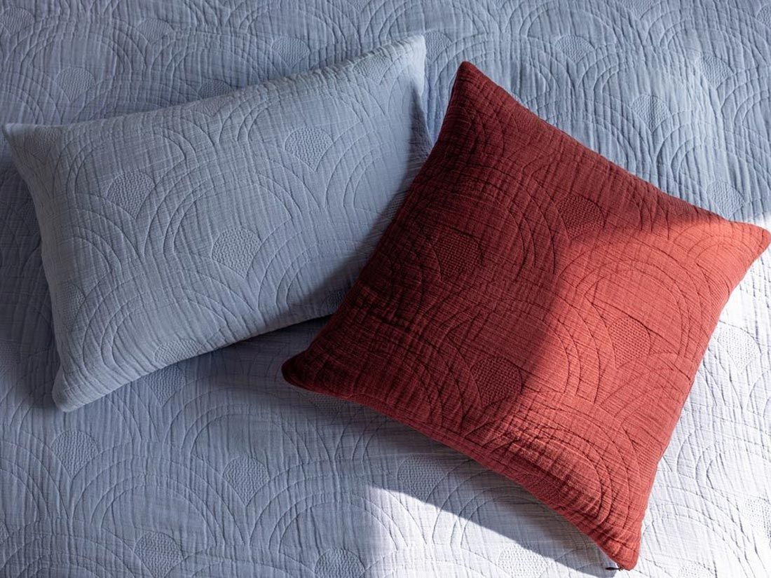 Coussin décoratif arc bleu lavande - mousseline de coton