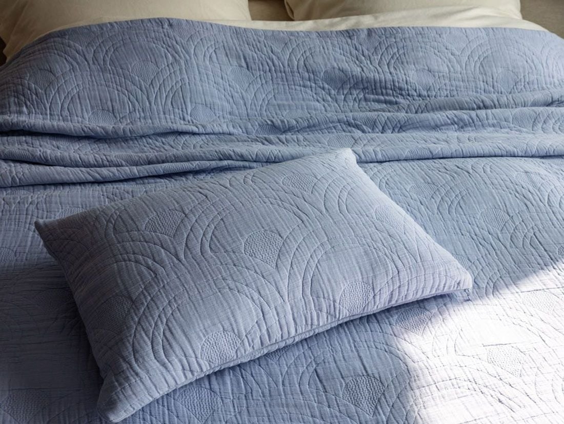 Coussin décoratif arc bleu lavande - mousseline de coton