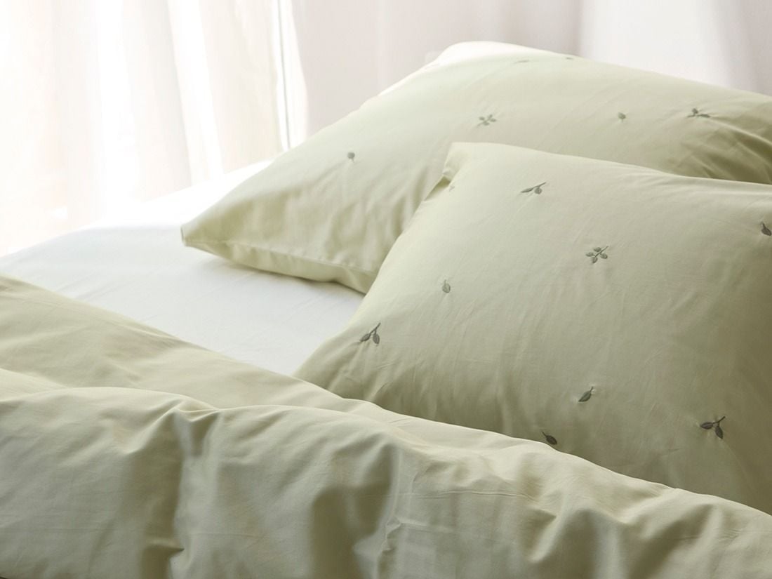 Taie d'oreiller satin de coton olive clair botanique