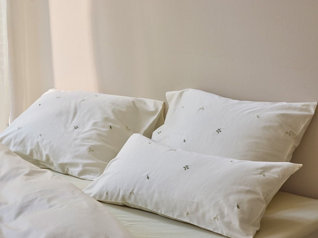 Taie d'oreiller satin de coton blanc chaud botanique