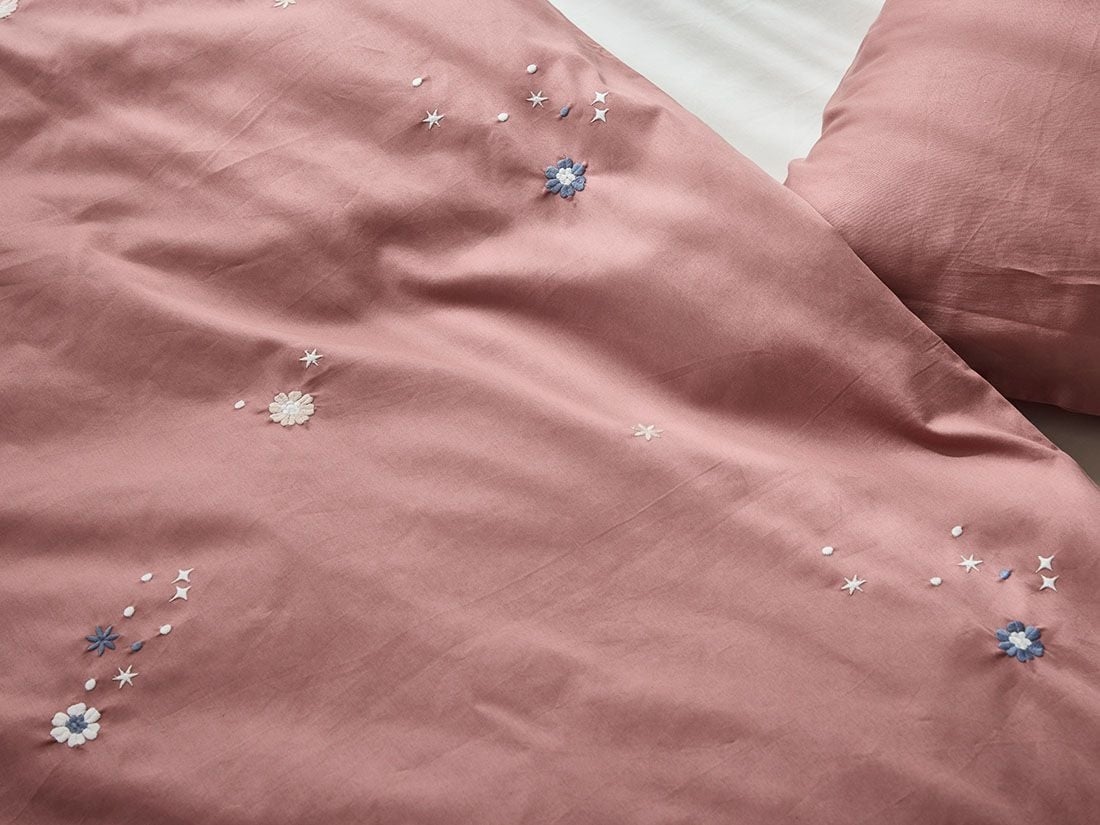 Housse de couette enfant satin de coton fleur d’étoile rose poudré