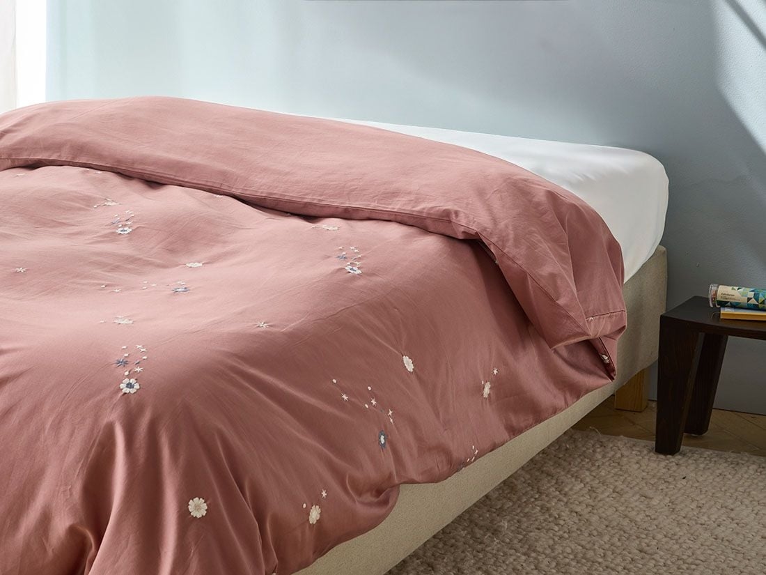 Housse de couette enfant satin de coton fleur d’étoile rose poudré